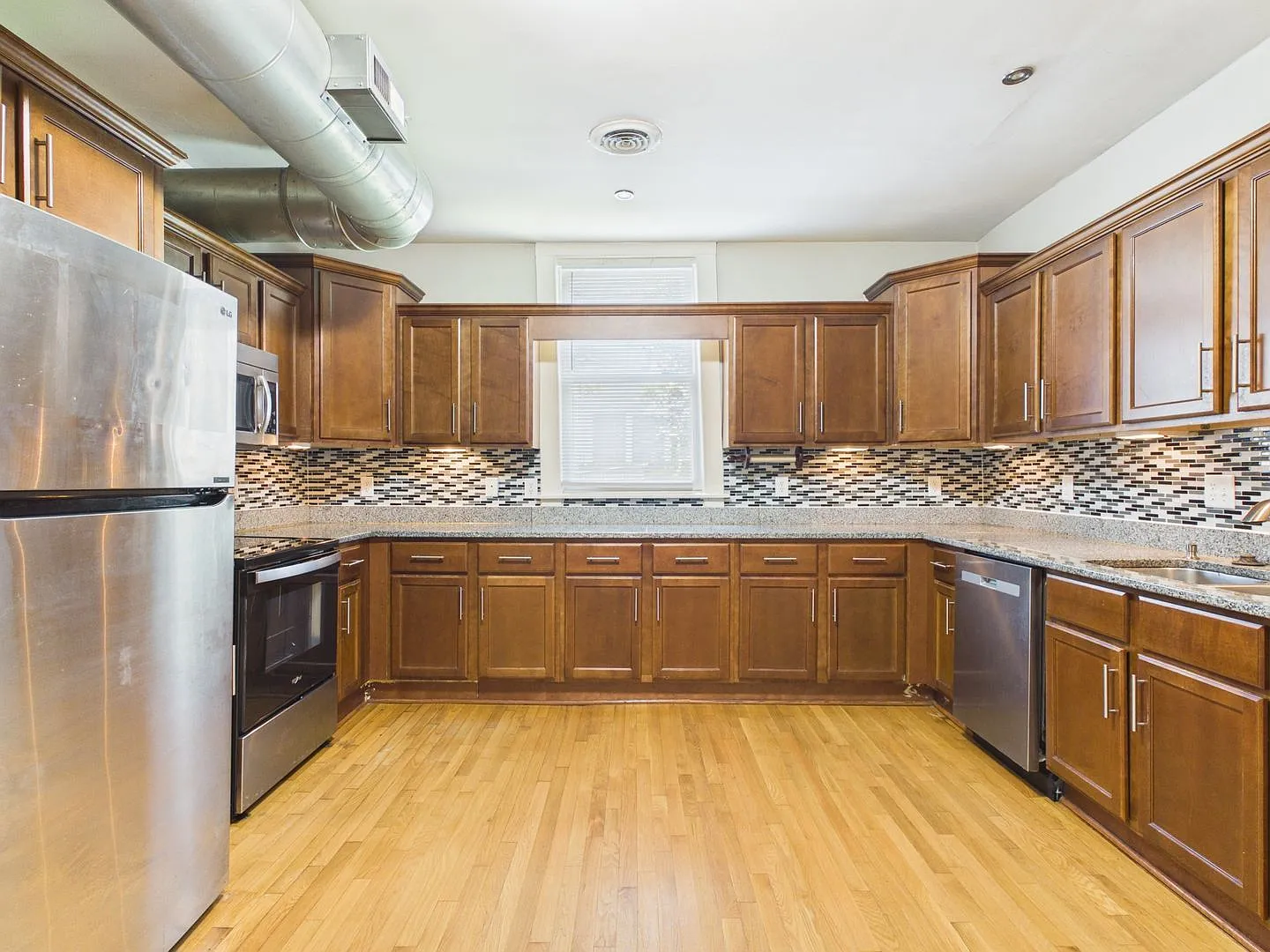 2 bed, 1.0 bath, $1,900 — Photo 2