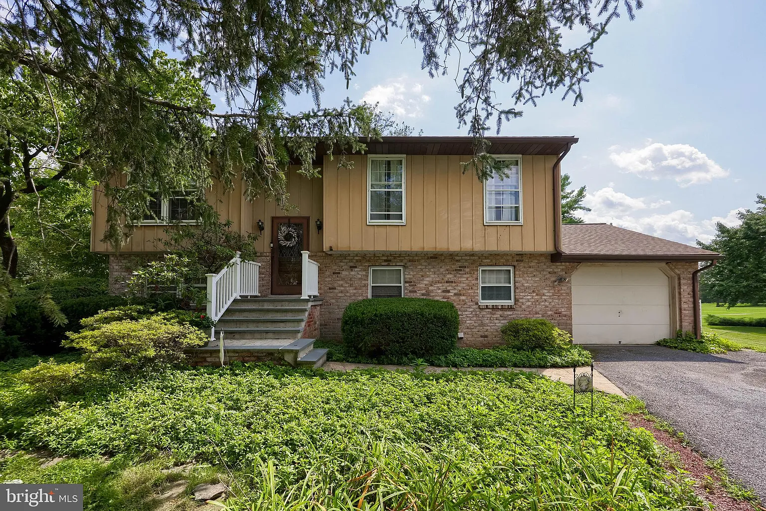 925 Edinburgh Dr photo 1