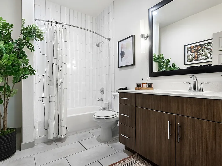 Ensuite Bathroom with Large Tub and Ample Counter Space