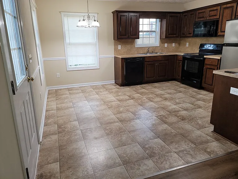 815 Mill Pond Dr — Photo 6