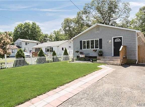 2nd image of 18 Woodmere Pl