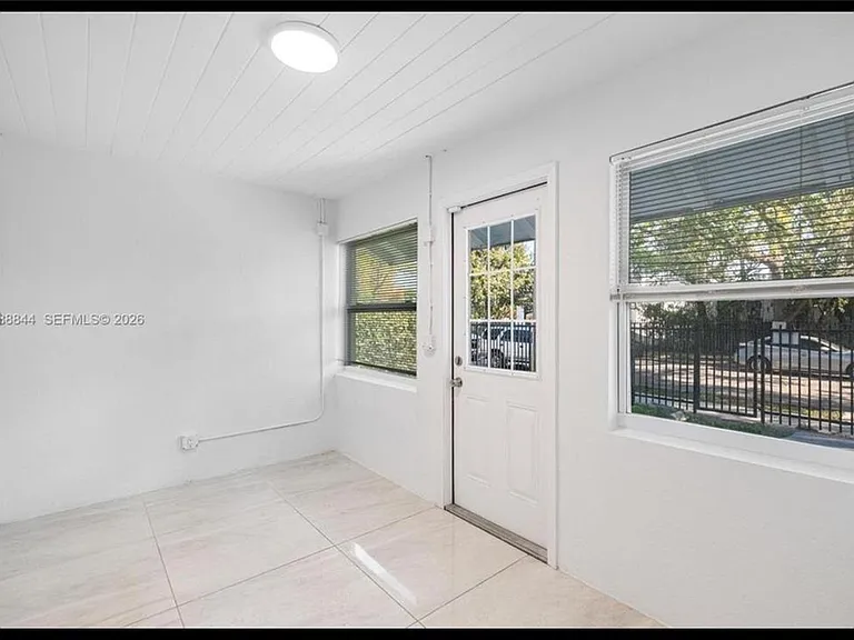 529 NW 42nd St — Photo 3