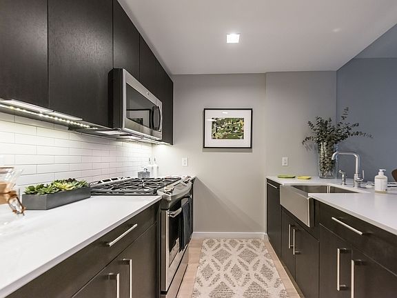 4th image of 535 W 43rd St #7B