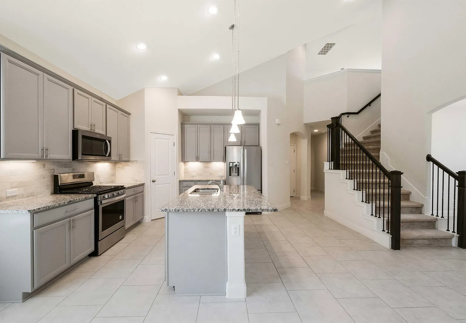 5 bed, 3.0 bath, 2752 sqft, $2,595 — Photo 4