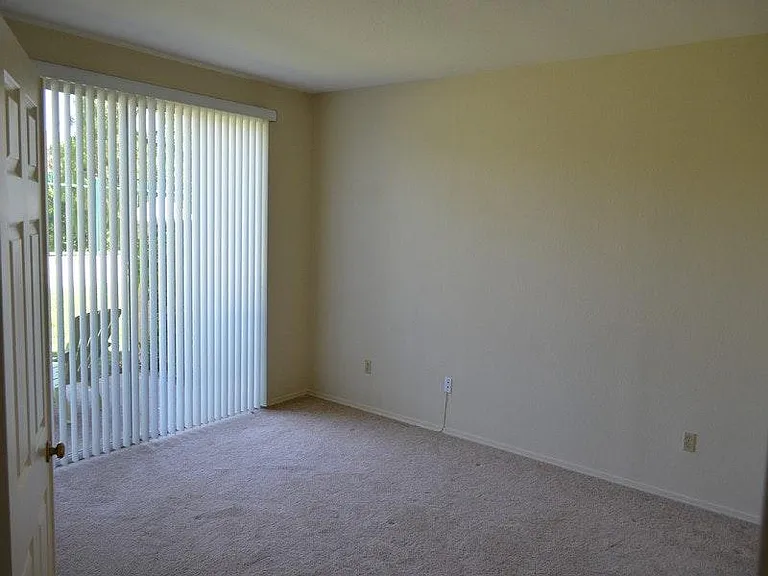 425 Huyler Ln #D — Photo 11