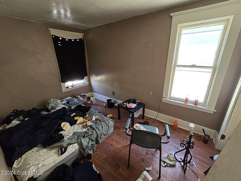 5th image of 905 Francis Avenue