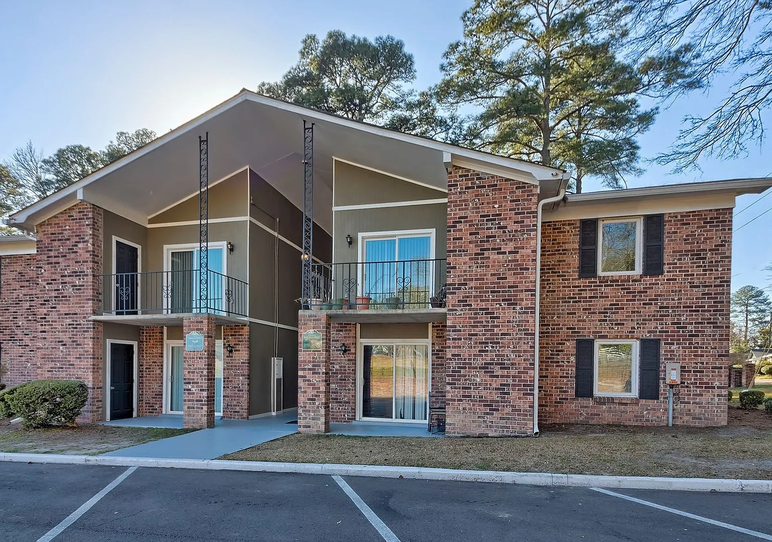 Newly Renovated 1 Bedroom 1 Bath Apartment in Stellar Location! — Photo 1