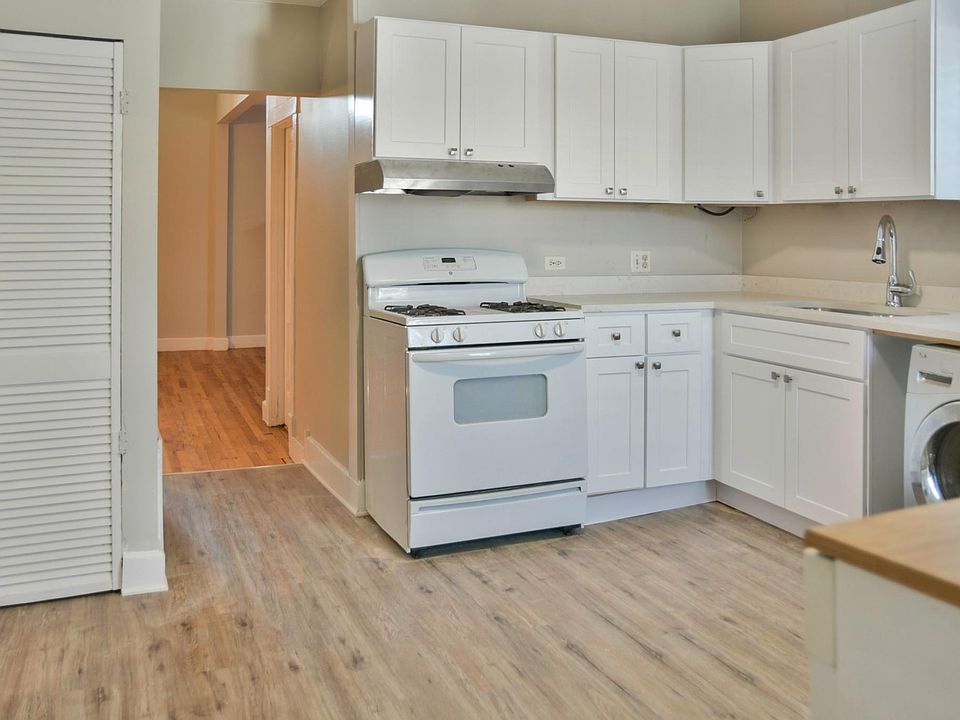 1st image of 3006 N Sheffield Ave APT 3F