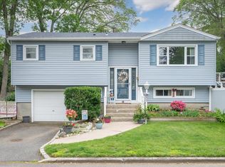 18 Rainer St, Melville, NY 11747