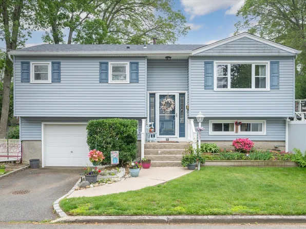 18 Rainer Street, Melville, NY 11747