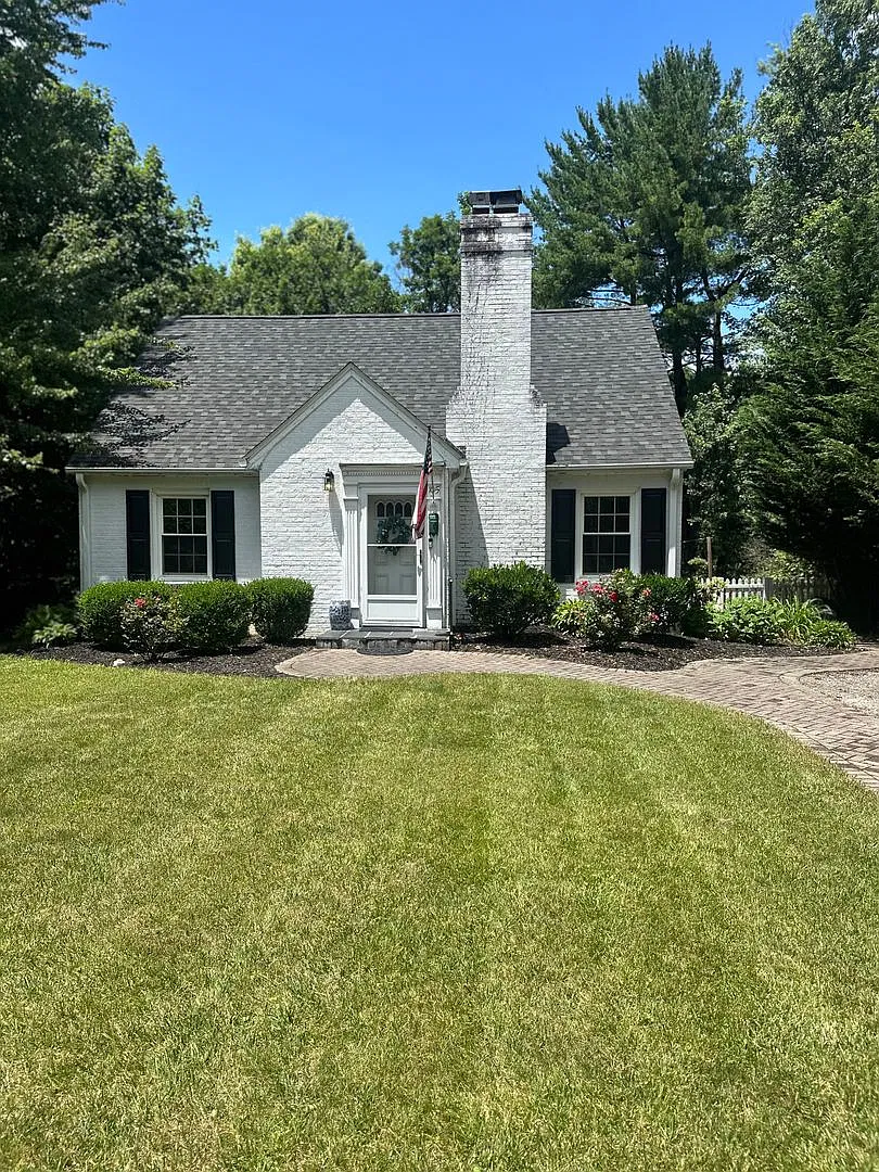 August 2027 Move in $2800 per month 3 bedroom 2 bath house in Blacksburg — Photo 1