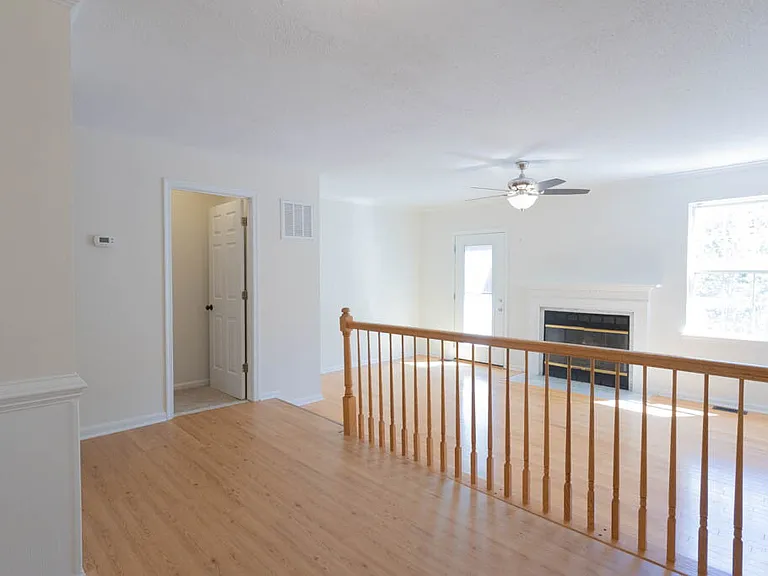 405 Lakeview Ct — Photo 10