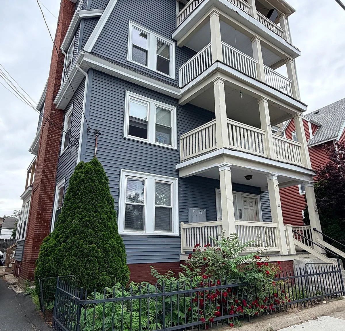3 bed, 907 sqft, $2,400 — Photo 2