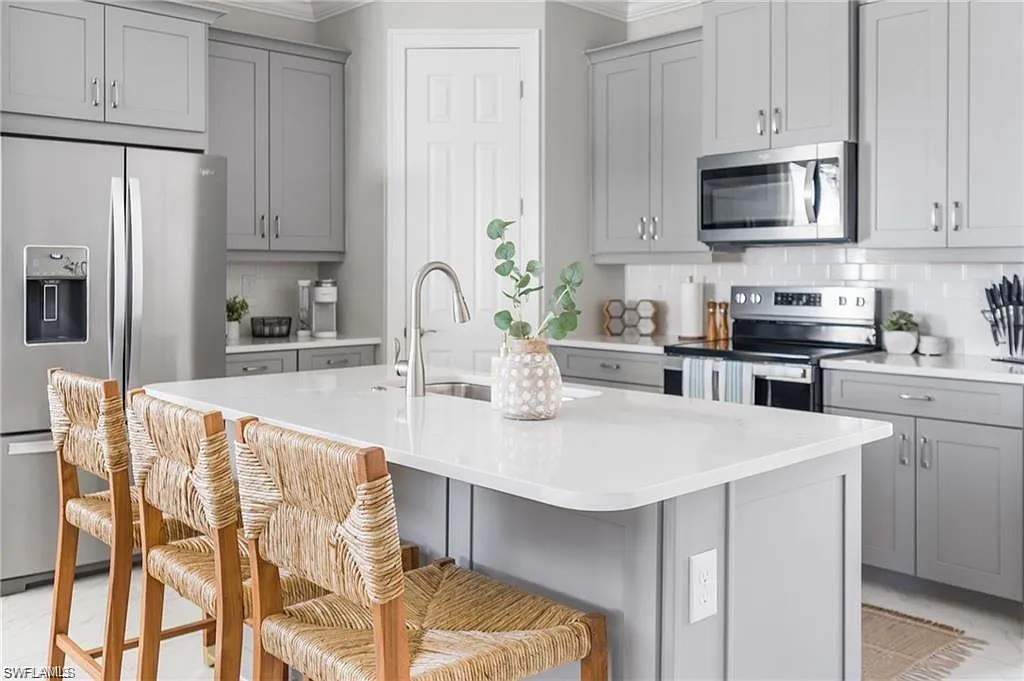 2 bed, 2.0 bath, 1670 sqft, $6,500 — Photo 2