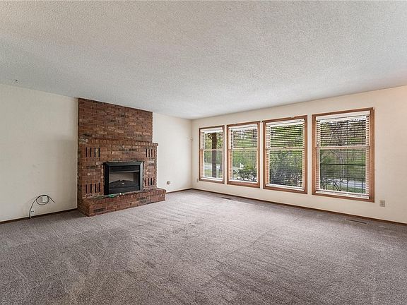 4th image of 6 Tibberton Circle Dr