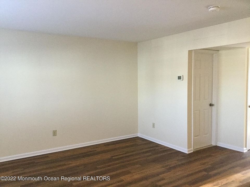 2nd image of 82 Cliffwood Ave W #11