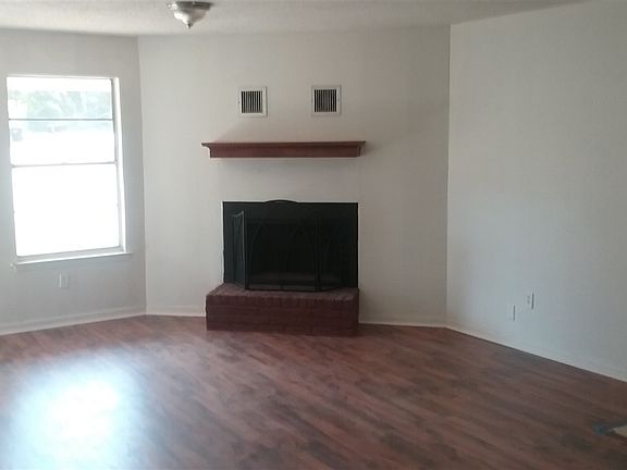 2nd image of 907 Willow Dr