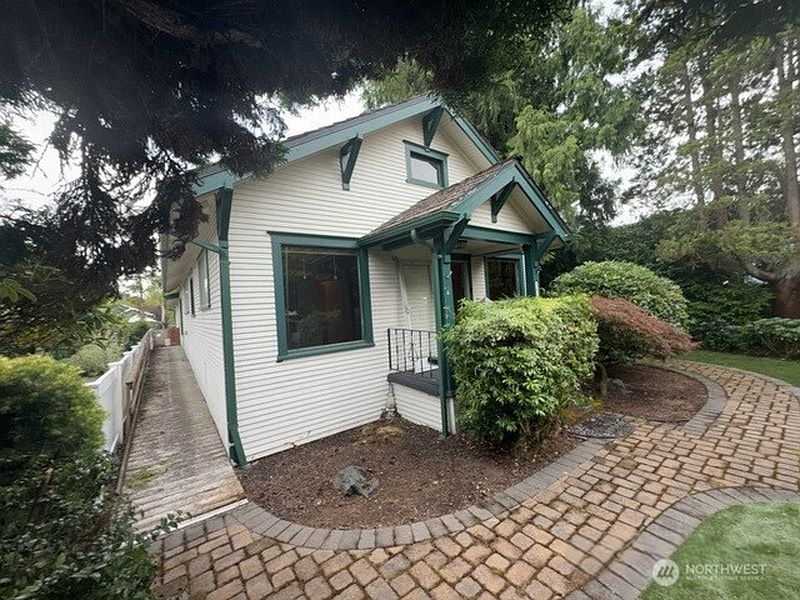 2nd image of 1611 Oakes Avenue