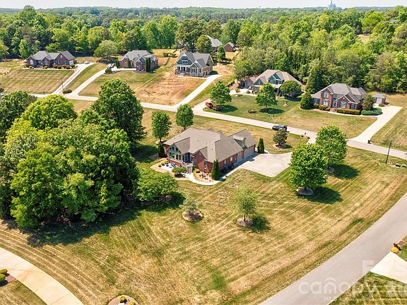 5th image of 207 Cross Creek Dr