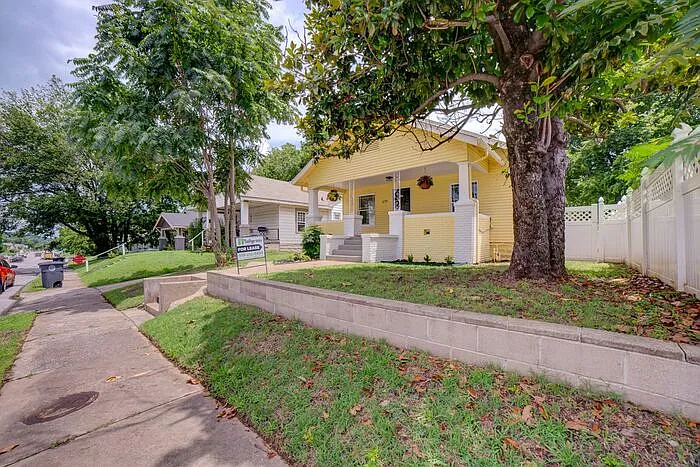 2 bed, 1.0 bath, 1196 sqft, $1,750 — Photo 2
