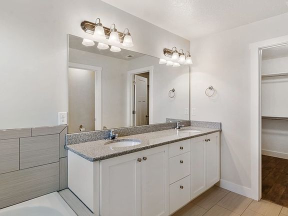 3rd image of 2204 W Crestview Dr