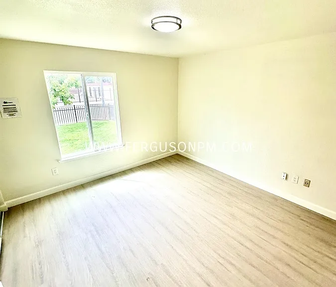 1320 Anna St — Photo 3