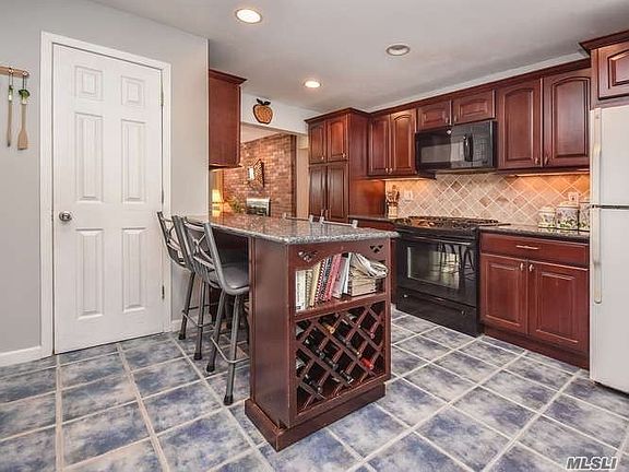 5th image of 8 Manhasset Ave