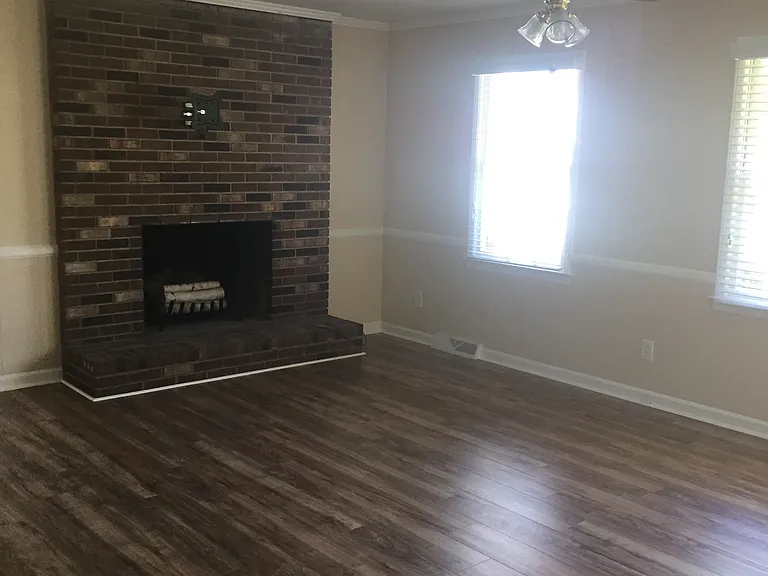 102 Eisenhower St — Photo 11