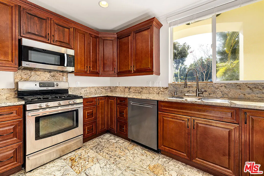 2 bed, 2.5 bath, 2000 sqft, $6,350 — Photo 2