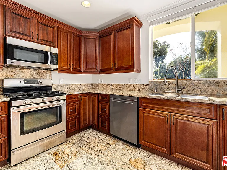 632 N Kings Rd #101 — Photo 2