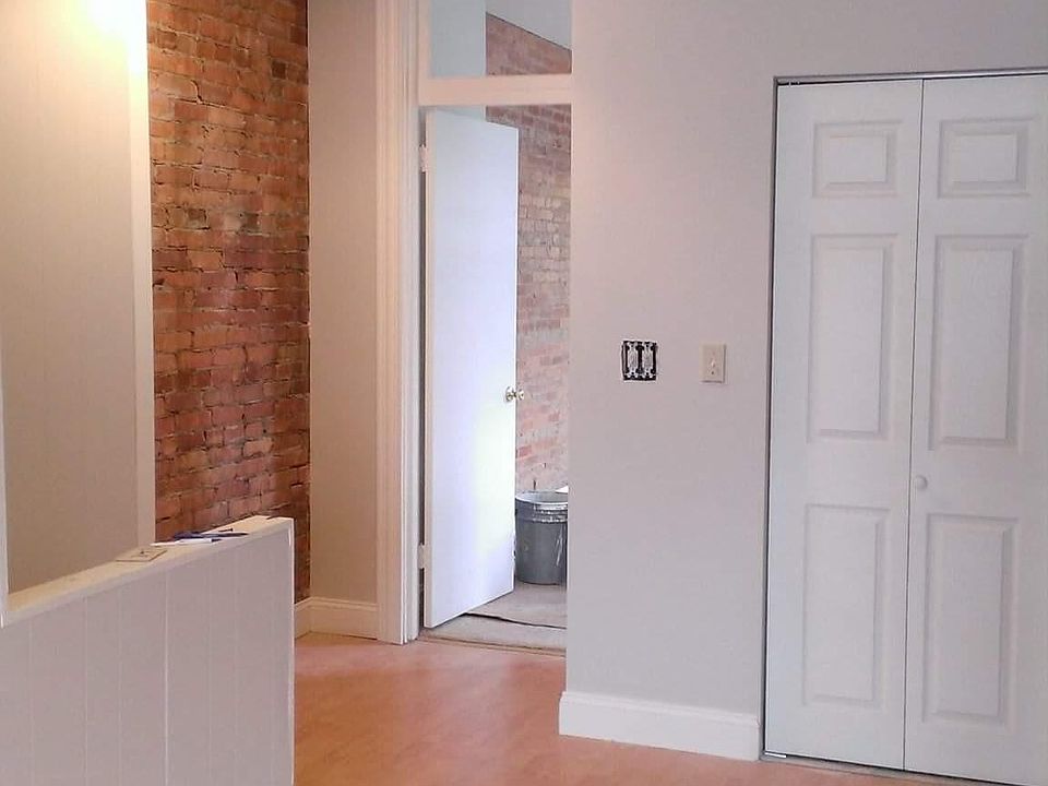 entry to living room and kitchen