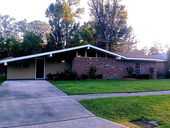 Plenty of driveway space