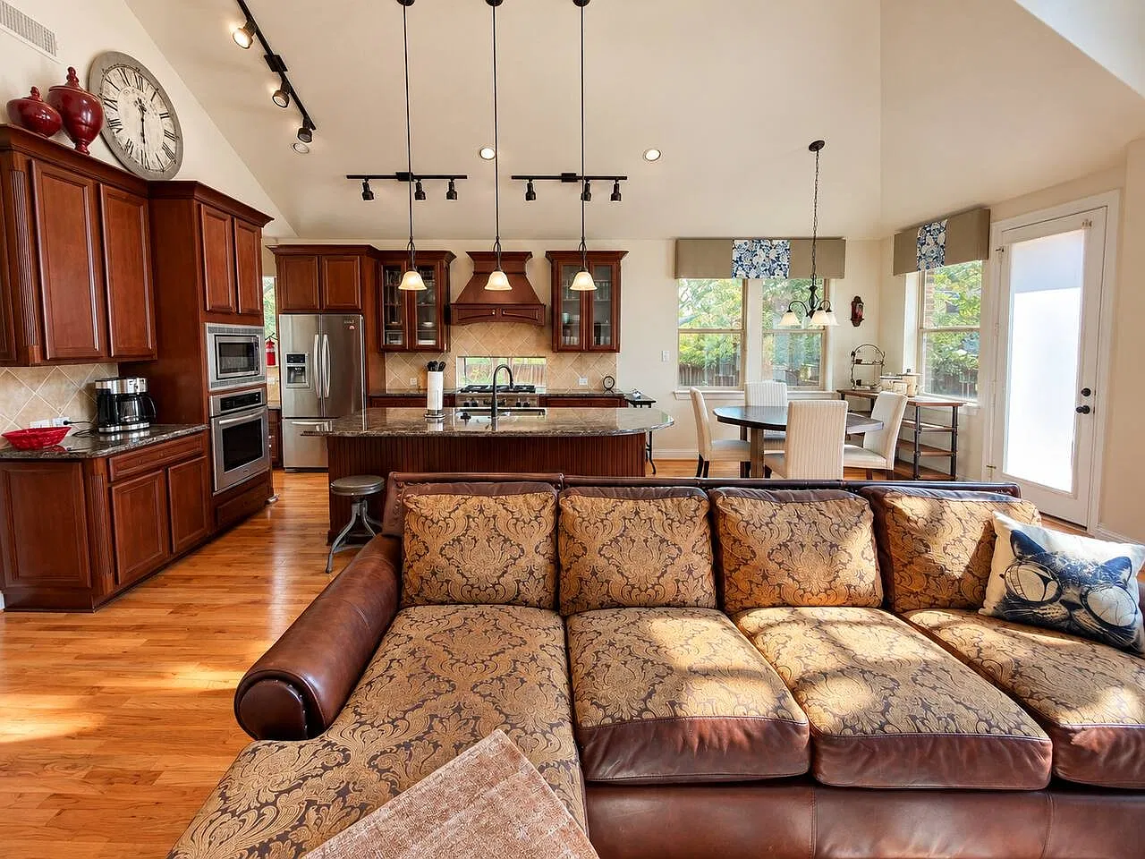 5 bed, 3.5 bath, 3191 sqft, $9,000 — Photo 2