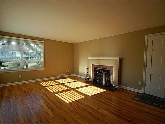 Living room w/fireplace