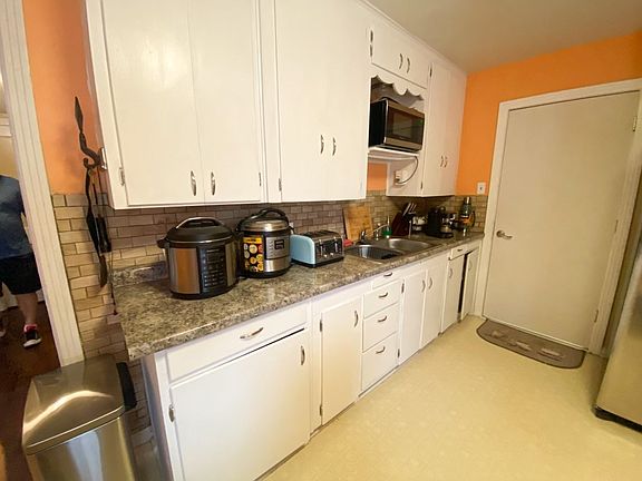 5th image of 204 N Avenue A