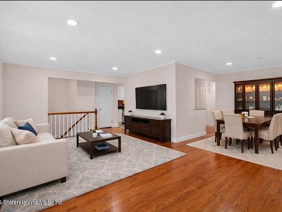 2nd image of 3542 Richmond Ave