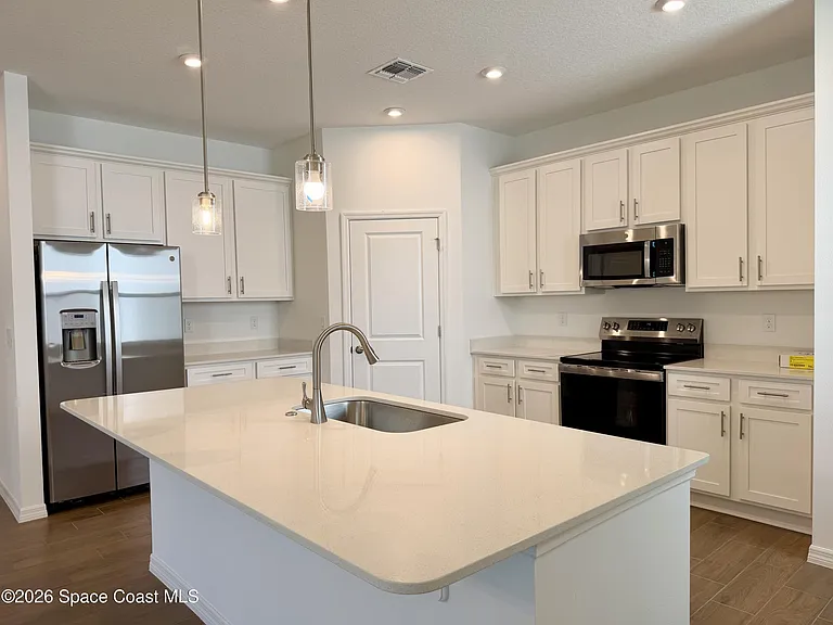 917 Castleford Ave NE — Photo 2