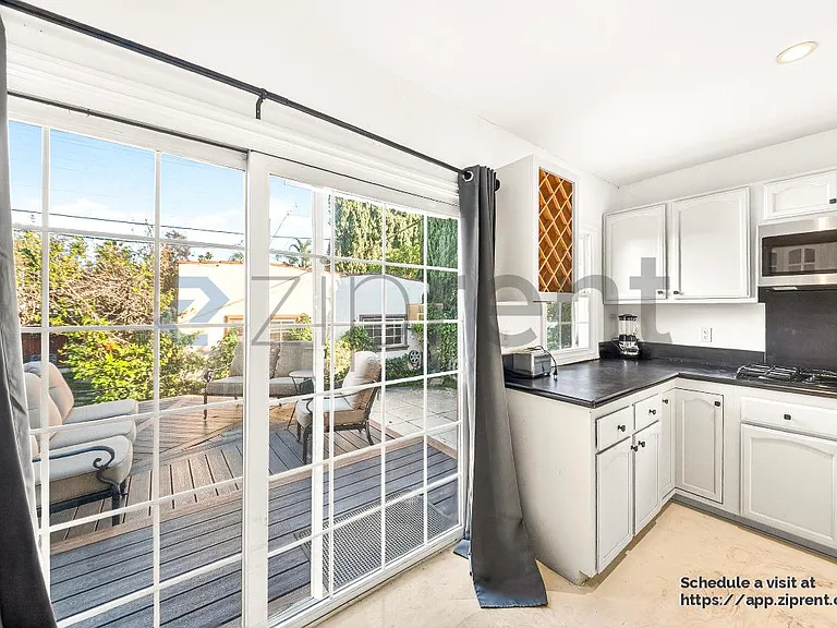 138 N Hamel Dr — Photo 11