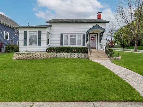 302 E Division St, Lemont, IL 60439