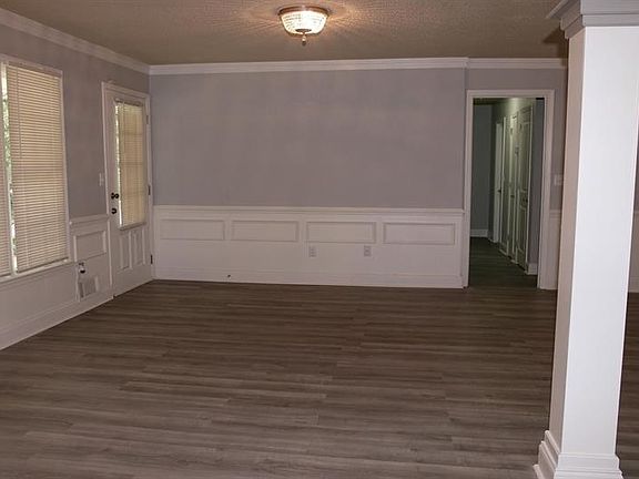 4th image of 1952 S Oak Dr