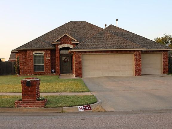 2nd image of 821 Carol Ann Pl