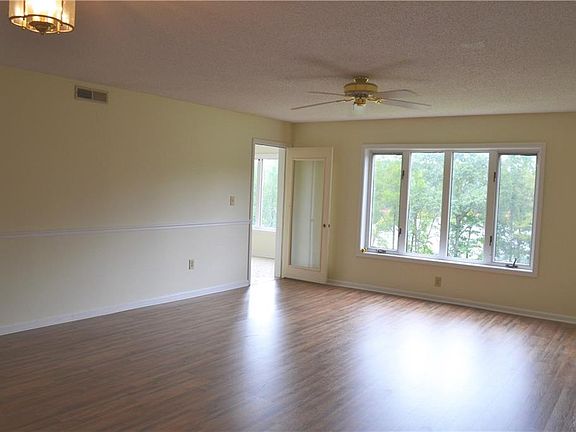 2nd image of 106 Northlake Dr #106