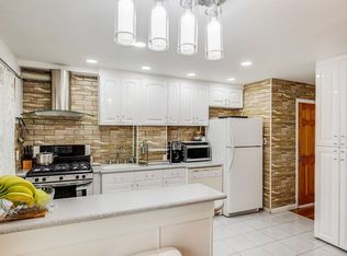 6077 69th Pl, Maspeth, NY 11378