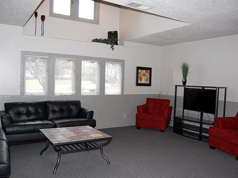 Fairlane Apartments — Photo 32
