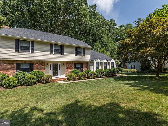 2nd image of 1060 Carriage Hill Pkwy