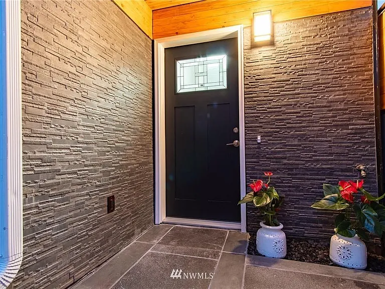 15th Ave SW — Photo 6