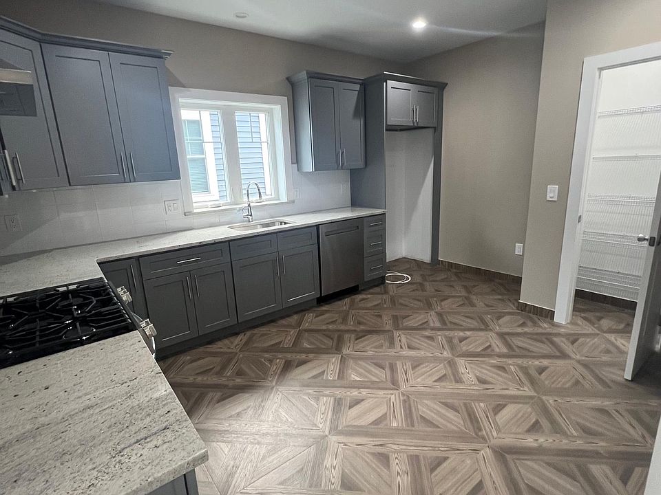 Beautiful kitchen with pantry
*fridge provided but on back order*