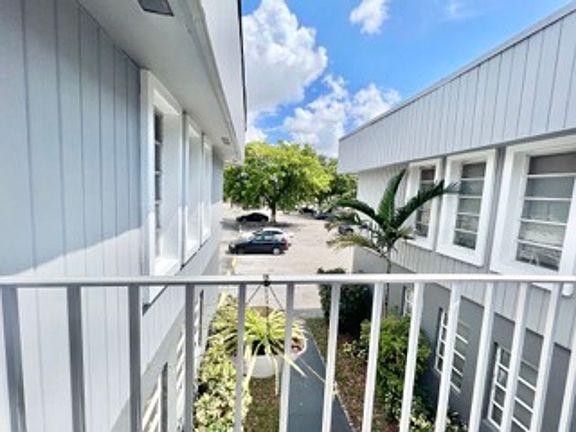 4th image of 2846 Fillmore St #16