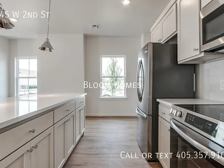 645 W 2nd St — Photo 13