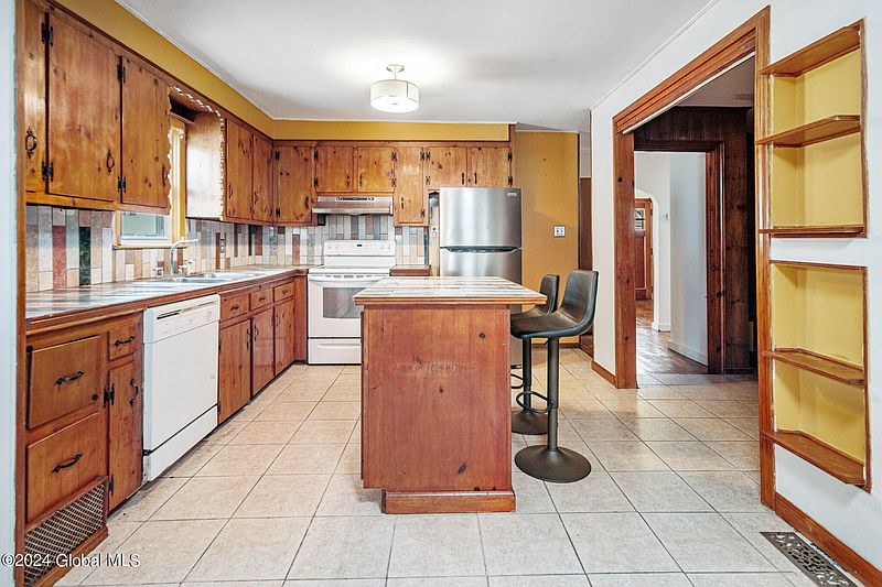4th image of 28 Glenwood Boulevard